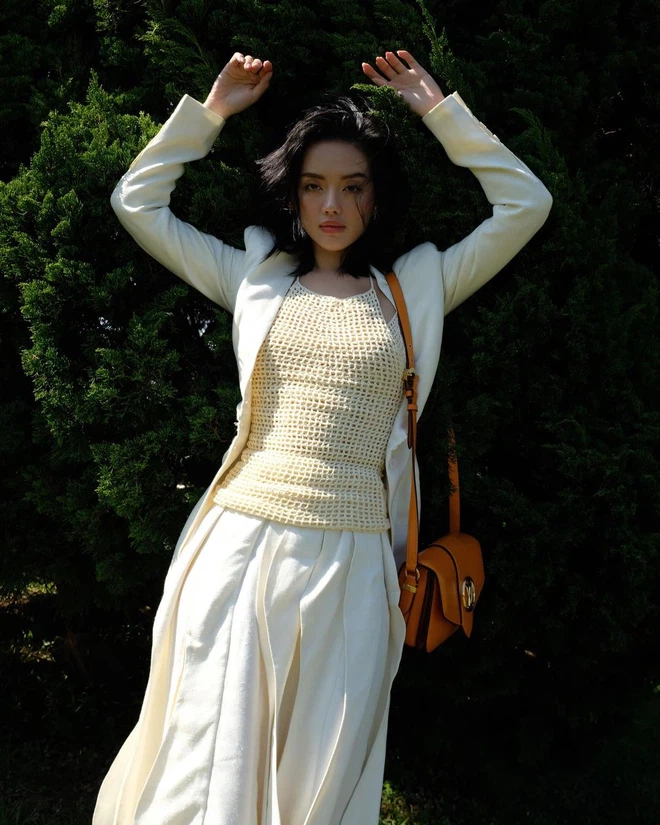 Bên cạnh đó, nhiều fan cũng đưa ra quan điểm rằng có vẻ dạo gần đây, "Cô em trendy" tăng thêm được vài cân nên gương mặt tươi tắn, đầy đặn hơn trước đây.