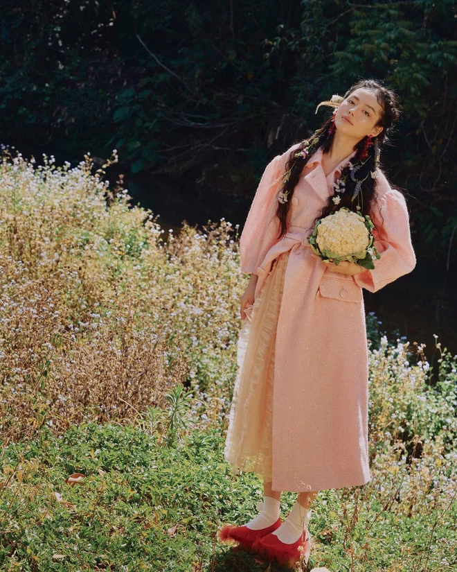 Trong bộ ảnh mới nhất trên Instagram, hot girl The Face Khánh Linh hoá nàng thơ xinh đẹp với chiếc váy hồng và tone makeup mang đến cảm giác cho người xem cô nàng giống với Song Hye Kyo.