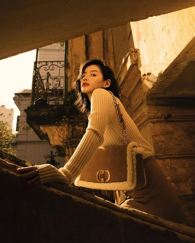 Về trang phục, khi Khánh Linh chọn những thiết kế đậm chất thanh lịch, gam màu nhẹ nhàng nữ tính, không có hoạ tiết cô nàng như bắt đúng gu ăn mặc của Song Hye Kyo.