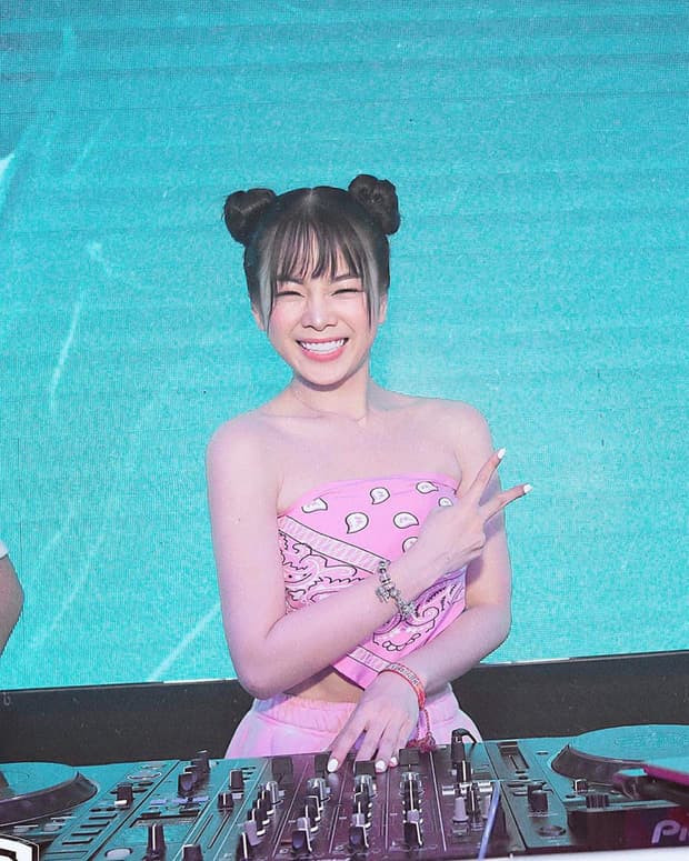 Trước đây và cả hiện tại, nhiều người vẫn nghĩ về DJ là hình ảnh một cô gái bốc lửa, cơ thể được che chắn bởi tẩm vải mỏng tang, ăn mặc như đi biển hay chí ít là đồ da bốc lửa, cùng hình xăm khắp người và phì phèo thuốc lá. Nhưng Mie bảo, thực ra mỗi người một phong cách. Cô yêu thích phong cách công chúa nên từ xưa đến nay, cô vẫn là nữ DJ ăn mặc bánh bèo và trong mắt mọi người là "sến súa".