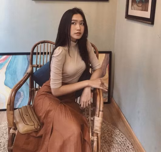 Cách đây chưa lâu, Hải My cho đăng tải bức ảnh thử váy cưới, dân tình được dịp "nhắc nhẹ" cô nàng công khai mối quan hệ với Văn Hậu.