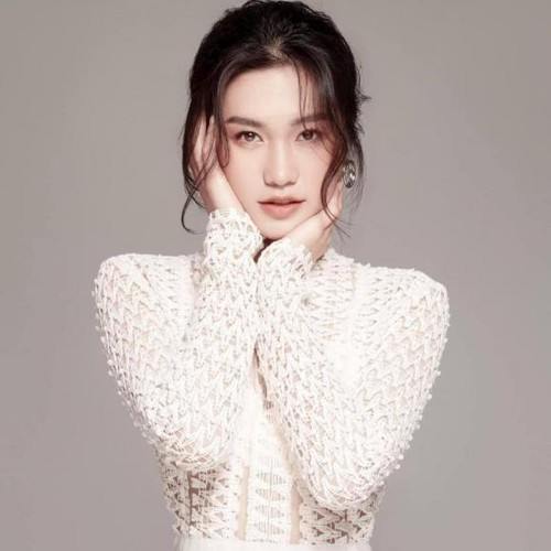 Hải My không chỉ được chú ý vì là gương mặt nổi bật trong top 10 Hoa Hậu Việt Nam, cô còn đang "tình trong như đã mặt ngoài còn e" với cầu thủ Đoàn Văn Hậu.