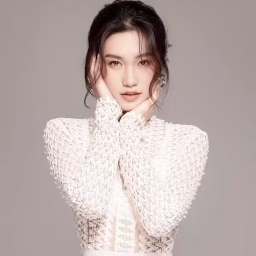 Hải My không chỉ được chú ý vì là gương mặt nổi bật trong top 10 Hoa Hậu Việt Nam, cô còn đang "tình trong như đã mặt ngoài còn e" với cầu thủ Đoàn Văn Hậu.