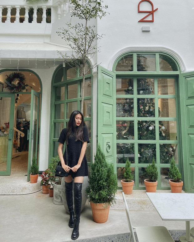 Xem bức ảnh được Doãn Hải My đăng tải, dù tạo dáng rõ chuẩn, gương mặt xinh lung linh nhưng chẳng hiểu vì lý do gì mà bạn của cô nàng lại lấy nét vào... cây.