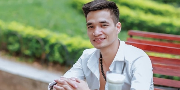 Tuy nhiên, sự nổi tiếng của Lệ Rơi không thể kéo dài. Hoạt động nghệ thuật không nghiêm túc, anh không thể mãi dùng chiêu trò "hát dở" của mình để thu hút người xem. Bên cạnh đó, sự vươn lên của nhiều hiện tượng mạng xã hội mới cũng đủ khiến anh bị lu mờ.