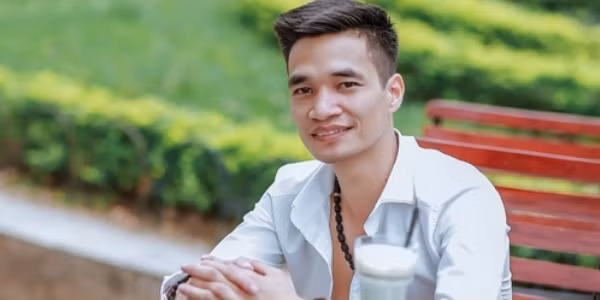 Tuy nhiên, sự nổi tiếng của Lệ Rơi không thể kéo dài. Hoạt động nghệ thuật không nghiêm túc, anh không thể mãi dùng chiêu trò "hát dở" của mình để thu hút người xem. Bên cạnh đó, sự vươn lên của nhiều hiện tượng mạng xã hội mới cũng đủ khiến anh bị lu mờ.