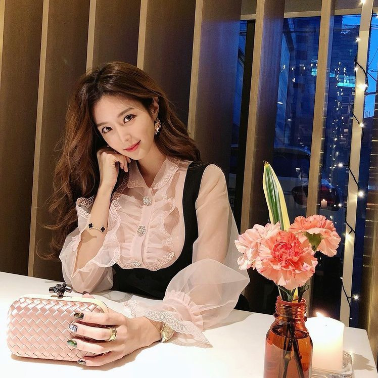 Có đôi mắt to tròn, mặt V-line, nụ cười duyên dáng, Dahyun được nhận xét xinh đẹp không kém diễn viên. Chưa hết, nữ blogger này còn nhận nhiều lời khen về nhan sắc ngọt ngào, vòng eo con kiến, xương quai xanh quyến rũ cùng vòng một đầy đặn.