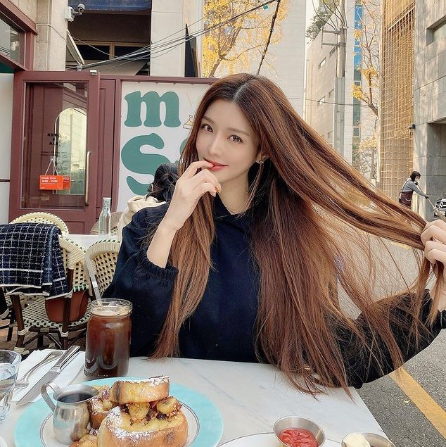 Với vóc dáng chuẩn của cái đẹp, nhiều người gọi Dahyun bằng biệt danh "nàng thơ", "búp bê".