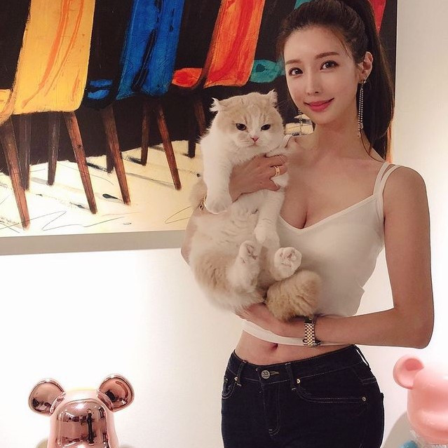 Bên cạnh làm mẫu ảnh, Dahyun còn là gương mặt quảng cáo cho các nhãn hàng về mỹ phẩm, ẩm thực.