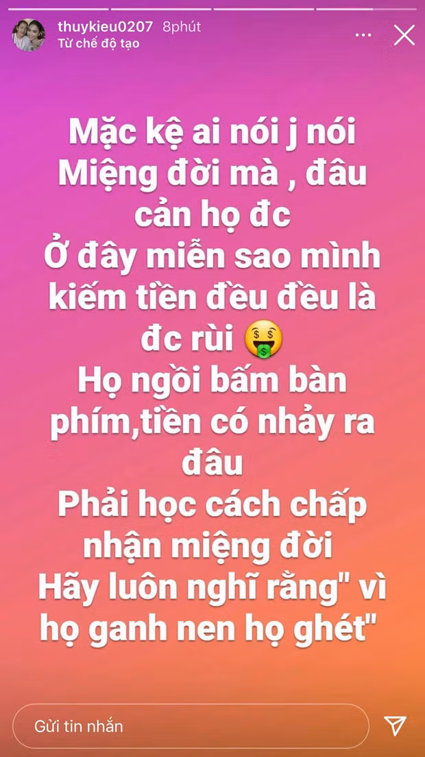 Nguyên văn dòng trạng thái của trợ lý Ngọc Trinh: "Mặc kệ ai nói gì thì nói. Miệng đời mà, đâu cản họ được. Ở đây miễn sao mình kiếm tiền đều đều là được rồi. Họ ngồi bấm bàn phím, tiền có nhảy ra đâu. Phải học cách chấp nhận miệng đời. Hãy luôn nghĩ rằng "vì họ ganh nên họ ghét"".
