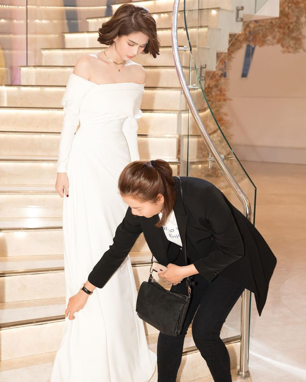 Dân tình đặt ra câu hỏi, liệu cuộc sống "sang chảnh" của Thúy Kiều cùng với việc lúc nào cũng bên cạnh Ngọc Trinh đã khiến một số người nổi lòng ghen tị với cô nàng.