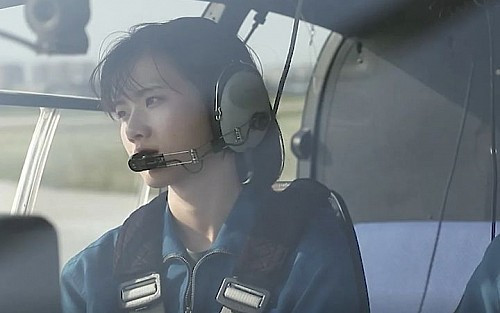 Tại Học viện Hàng không Quân đội Trung Quốc, Từ Phong Xán và các học viên khác không chỉ được học lý thuyết mà còn trải qua quá trình rèn luyện thể lực rất khắc nghiệt. Những bài tập trên vòng quay trụ được xem là thách thức lớn nhất với những người nuôi ước mơ thành phi công nói chung, đặc biệt là các cô gái.