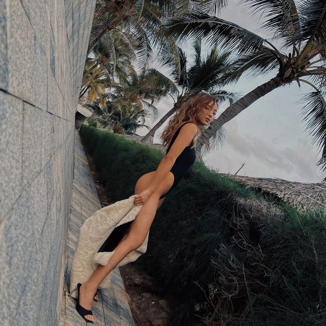 Chính việc nửa kín nửa hở cửa hot girl Châu Bùi càng khiến các fan của cả cô lẫn bạn trai Binzi phải xuýt xoa đỏ mắt.