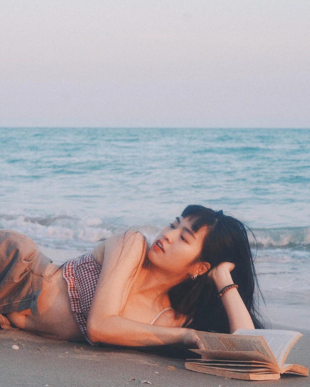 Khánh Vân "chốt đơn" cho dàn hot girl khoe body đầu năm với loạt ảnh hờ hững được chụp bằng máy phim trên biển.