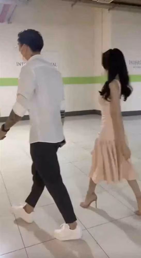 Mới đây dân mạng "khui" ra chuyện Đoàn Văn Hậu hộ tống bạn gái Doãn Hải My đi dự đám cưới Chinh "Đen",