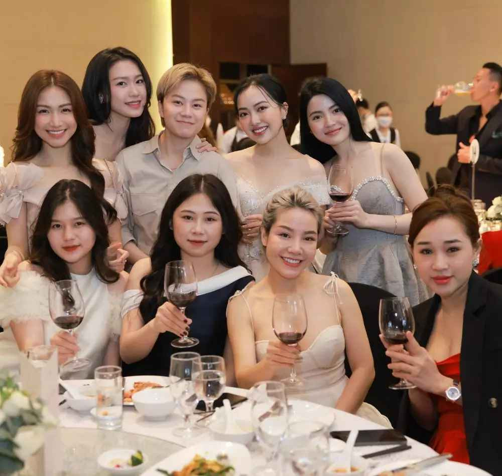 Nhưng ngay khi đến hội trường, cầu thủ đội tuyển Việt Nam và bạn gái nhanh chóng tách rau ra. Hành động này của họ được cho là để tránh sự săm soi từ mọi người.