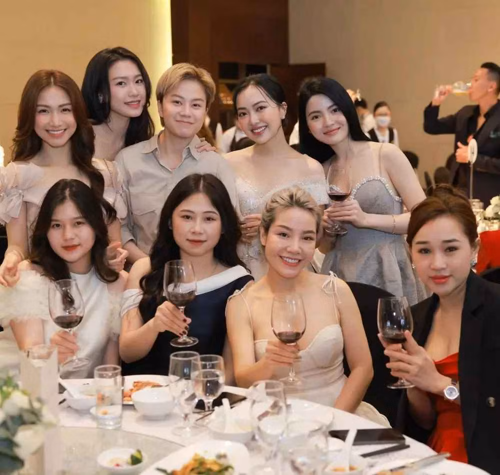 Nhưng ngay khi đến hội trường, cầu thủ đội tuyển Việt Nam và bạn gái nhanh chóng tách rau ra. Hành động này của họ được cho là để tránh sự săm soi từ mọi người.