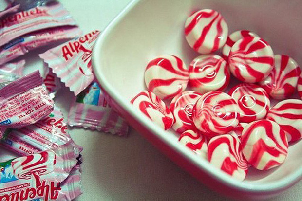 Hình ảnh những viên kẹo dâu sữa có lẽ đã khá quen thuộc đối với người Việt chúng ta. Tuy vậy, trên thế giới món quà vặt này gần như đã bị ngưng sản xuất, đặc biệt là hãng Creme Savers nổi tiếng.