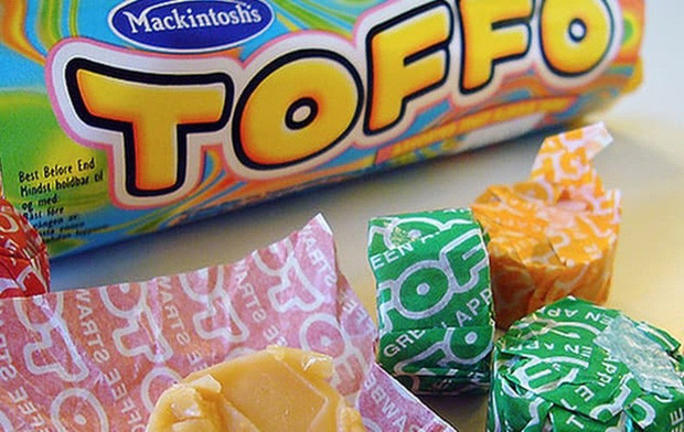 Toffo là một hãng kẹo siêu nổi tiếng với đủ loại hương khác nhau như bơ, bạc hà, chuối, dâu, socola… Đây là thứ quà ăn vặt hầu như đứa trẻ nào cũng nhấm nháp mỗi ngày từ cách đây hơn 10 năm trước.