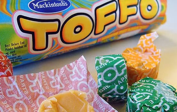 Toffo là một hãng kẹo siêu nổi tiếng với đủ loại hương khác nhau như bơ, bạc hà, chuối, dâu, socola… Đây là thứ quà ăn vặt hầu như đứa trẻ nào cũng nhấm nháp mỗi ngày từ cách đây hơn 10 năm trước.