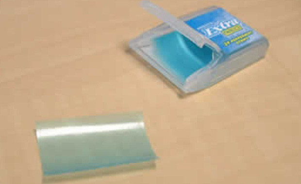 Những miếng kẹo màu xanh nhạt trong suốt này có tên là Extra Thin Ice Sheets. Chúng từng "gây bão" khắp thế giới. Tuy nhiên, tất cả chỉ là ký ức khi chúng bị dừng sản xuất.