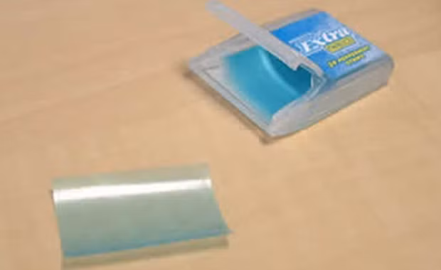 Những miếng kẹo màu xanh nhạt trong suốt này có tên là Extra Thin Ice Sheets. Chúng từng "gây bão" khắp thế giới. Tuy nhiên, tất cả chỉ là ký ức khi chúng bị dừng sản xuất.