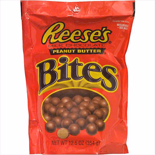 Món ăn xuất hiện trong ảnh là những viên kẹo nhân đậu phộng bọc socola dẻo thơm mang thương hiệu Reese's Bites chỉ còn trong kí ức khi bị dừng sản xuất từ năm 2008.