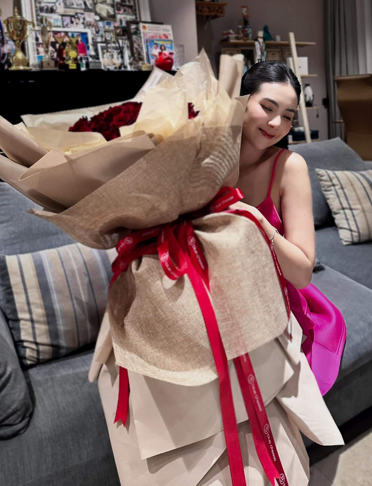 Trên trang cá nhân của mình, không ít lần Mai Ngọc khoe sự hạnh phúc khi được người chồng tâm lý tặng những món quà vừa đẹp vừa ý nghĩa trong những dịp đặc biệt.