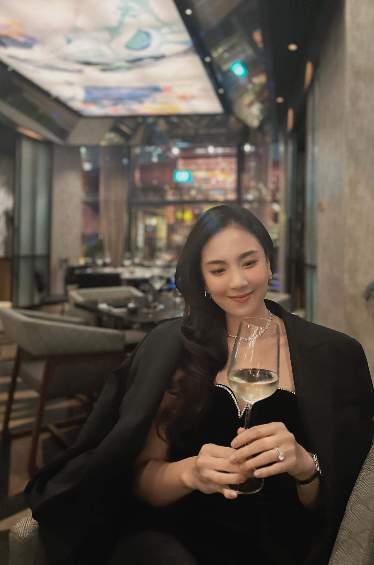 Trong khi nhiều MC, BTV phải lo lắng cho việc hôm nay lên sóng mặc gì thì Mai Ngọc lại chọn lựa chính "đứa con tinh thần" của mình khi "on air".