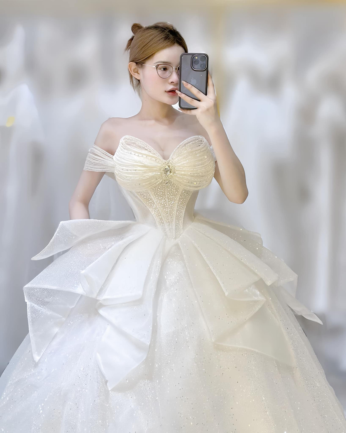 Năm lớp 10, Lê Diên quyết định nghỉ học, ra thành phố học nghề trang điểm. Đây là lúc cô tự tin sống với giới tính nữ.