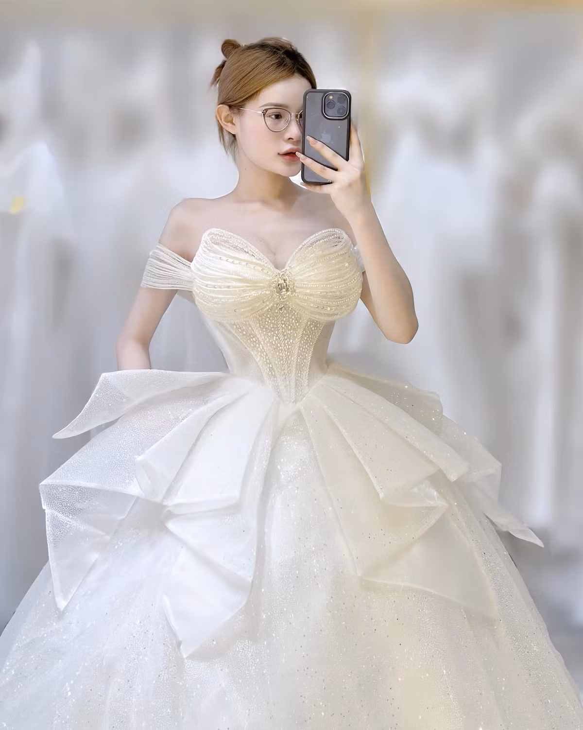 Năm lớp 10, Lê Diên quyết định nghỉ học, ra thành phố học nghề trang điểm. Đây là lúc cô tự tin sống với giới tính nữ.