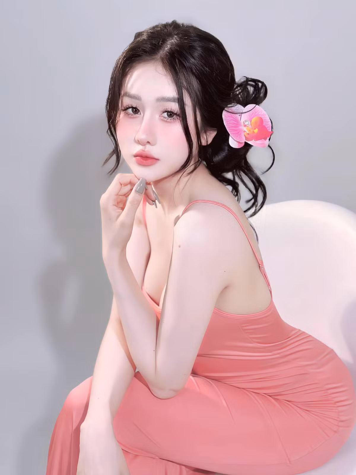 Lê Diên được nhận xét là ngày càng hoàn thiện sau nhiều năm thực hiện ca đại phẫu chuyển giới từ nam sang nữ. Cô nàng có gương mặt xinh như búp bê, vóc dáng nuột nà, nóng bỏng.