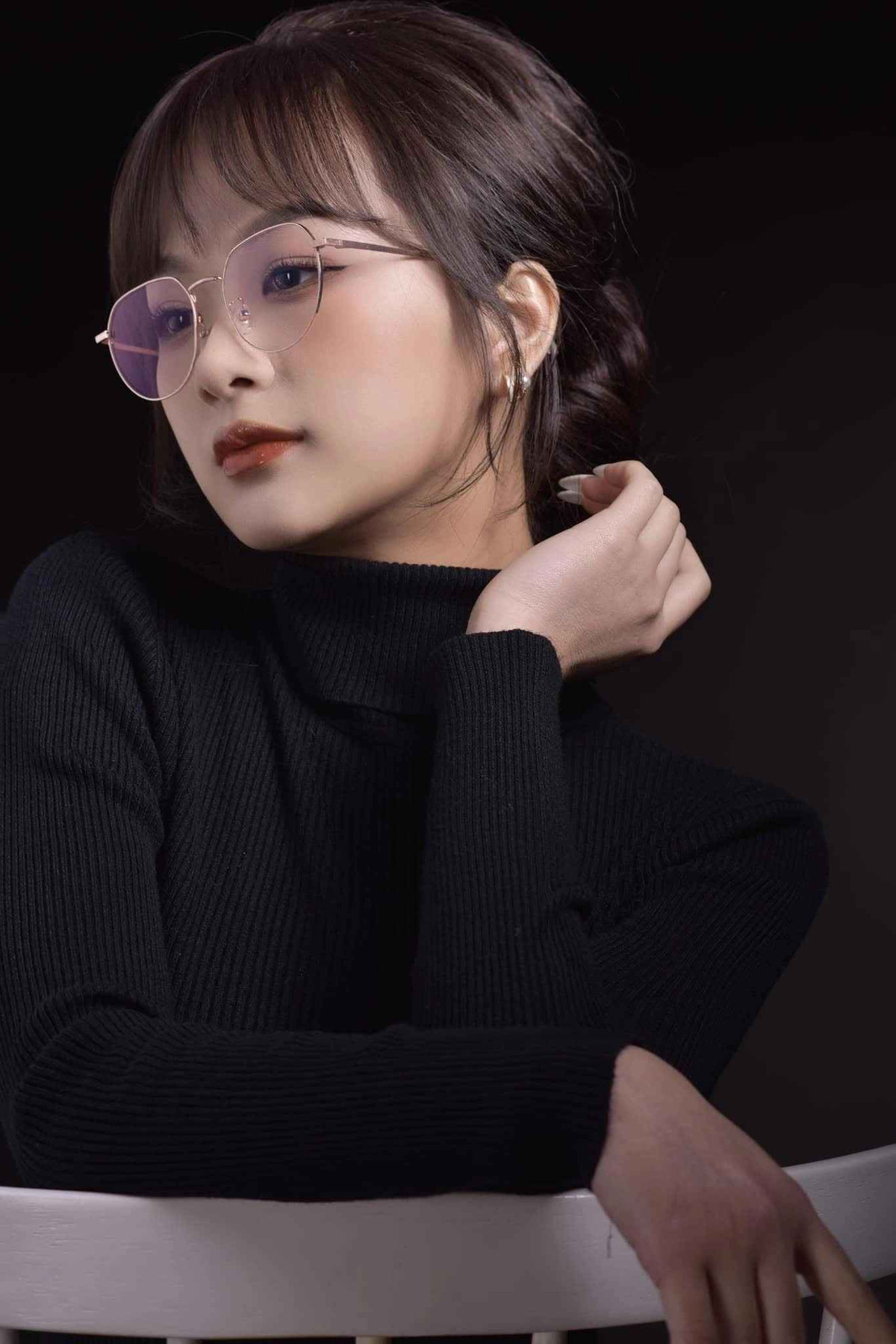 Khi ấy, Gấm Kami gây được thiện cảm bởi gương mặt bầu bĩnh và nụ cười dễ thương, không cần diện đồ gợi cảm, "thánh nữ bi-a" vẫn dễ dàng chiếm được thiện cảm của nhiều người xem.