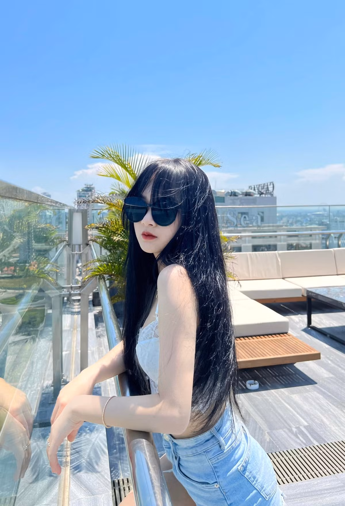 Tuy nhiên, động thái táo bạo này của nữ TikToker ngay lập tức phải nhận án phạt từ TikTok khi bị nền tảng này cấm livestream vĩnh viễn do vi phạm hướng dẫn cộng đồng.