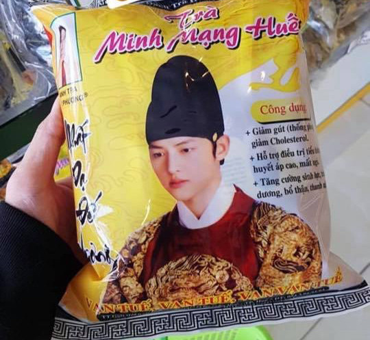 Không ít sao Hàn Quốc đã trở thành người mẫu bất đặc dĩ khi trở thành chủ cơ sở kinh doanh, đi hát hội chợ…. với vô số ngành nghề từ bán áo mưa, miến dong, khẩu trang…