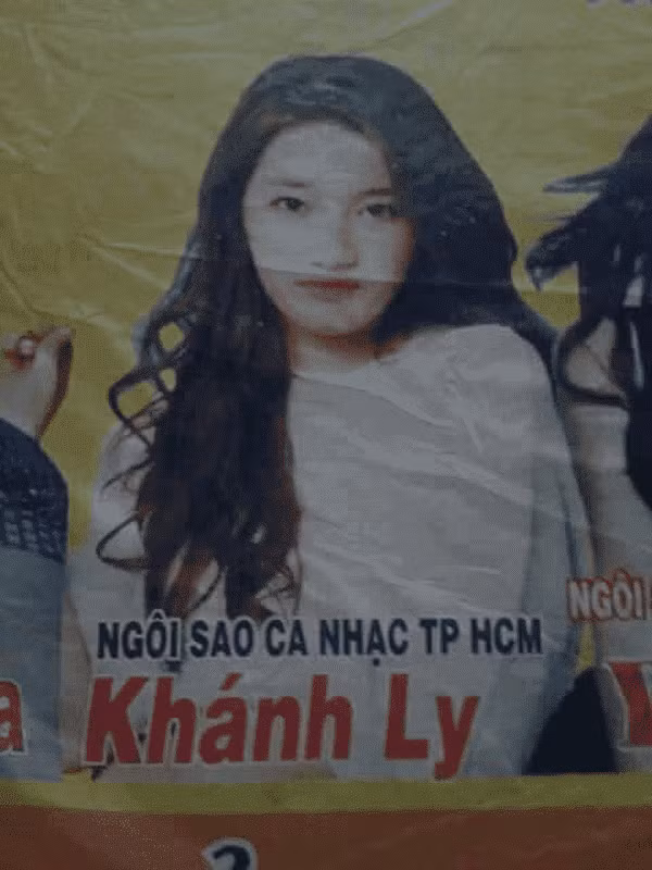 Có thể nói, lúc thấy thần tượng của mình xuất hiện tại chợ bán hoa kể trên, hay ở các biển quảng cáo, biển hiệu… nhiều fan không khỏi “hú hồn”.