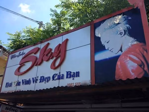 Dẫu rằng, hành động tự ý sử dụng hình ảnh “chùa” của các idol mà chưa hề có sự đồng ý từ “chính chủ” là việc không được khuyến khích, tuy nhiên khi vô tình bắt gặp hình ảnh “người yêu” bỗng nhiên hiện diện trước mặt, các fan Kpop lại cảm thấy rất gần gũi, thân thuộc.