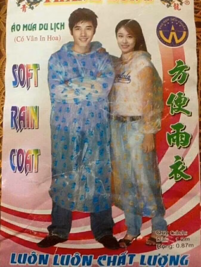 Sang Việt Nam chạy show, Jiyeon đã sẵn tiện bán áo mưa.