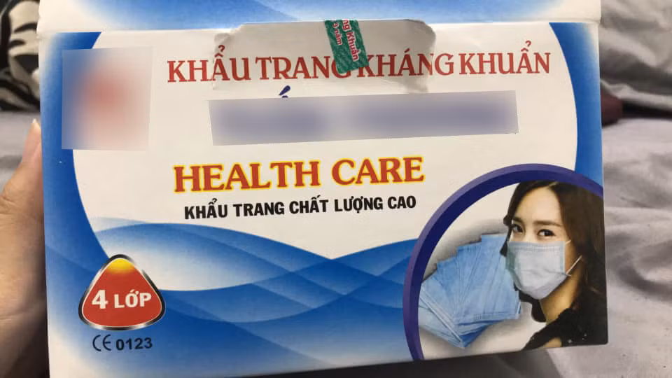 Trước hình ảnh IU bán cây cảnh Tết, trên mạng xã hội, không ít lần các bạn trẻ “hú hồn” khi thấy hình ảnh các idol Hàn Quốc của mình in trên các sản phẩm, biển quảng cáo của một số thương hiệu, doanh nghiệp nhỏ ở Việt Nam.