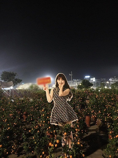 Nhìn kỹ, cô gái đứng bán quất giữa chợ đó không ai khác ngoài nữ idol có tên IU. Không biết, cá nhân nào đã “chơi lầy” mang hắn poster cô nàng để đi bán hoa Tết.