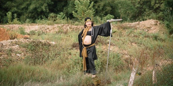 Đặc biệt, điểm nhấn của bộ ảnh lần này lại nằm ở biểu cảm của mẹ bầu. Có thể thấy, cô nàng rất vui vẻ tạo những kiểu dáng hài hước không đụng hàng, trông vô cùng hoạt bát khiến ai cũng thích thú.