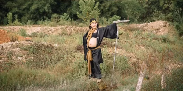 Đặc biệt, điểm nhấn của bộ ảnh lần này lại nằm ở biểu cảm của mẹ bầu. Có thể thấy, cô nàng rất vui vẻ tạo những kiểu dáng hài hước không đụng hàng, trông vô cùng hoạt bát khiến ai cũng thích thú.