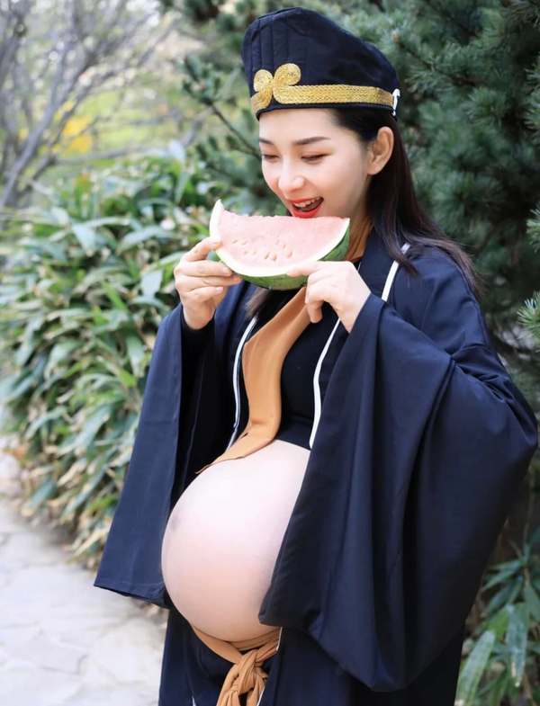 Theo đó, có vẻ như cô nàng đang trong trong khoảng thời gian cuối thai kỳ nên phần bụng nhô ra khá lớn và tròn trịa.