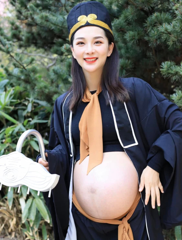 Cụ thể, một tài khoản có tên là N.T.H.T đã đăng tải loạt ảnh chụp bầu theo phong cách cực độc đáo cùng dòng trạng thái: “Mấy khi bầu, chụp một lần cho đáng”.