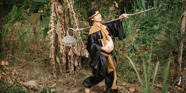 Do cosplay thành một nhân vật không cần quá cầu kỳ về nhan sắc nên mẹ bầu chỉ đơn giản đội một chiếc mũ và diện áo lụa hở bụng, tay cầm thêm cây bồ cào nữa thôi là đã giống “y xì” Trư Bát Giới rồi.