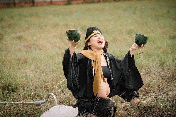 Với chiếc bụng to là “điểm chung”, mẹ bầu đã nhập vai thành nhân vật trong Tây Du Ký vô cùng xuất sắc.