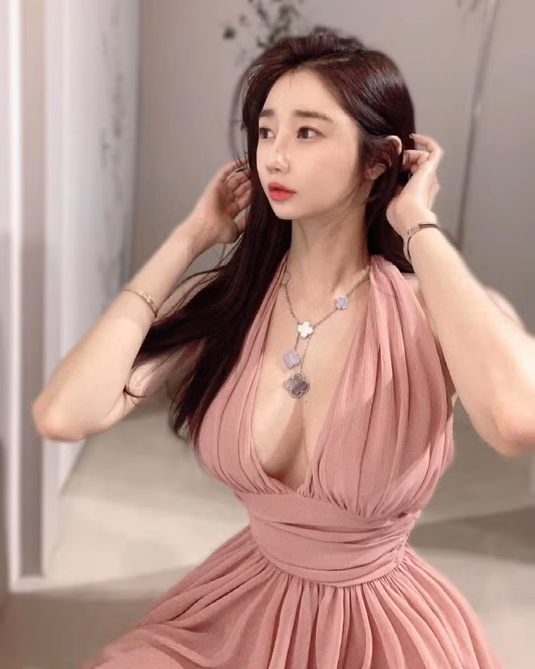 Ange Vivi thường xuyên bơi lội, đây được xem là bộ môn thể thao có công dụng giữ dáng hiệu quả.