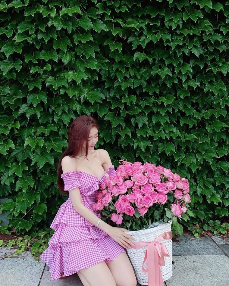 Ở ngoài đời, Ange Vivi chuộng diện trang phục gợi cảm, tôn vòng 1. Đặc biệt là những set đồ công sở phá cách, làm nổi bật hình thể quyến rũ.