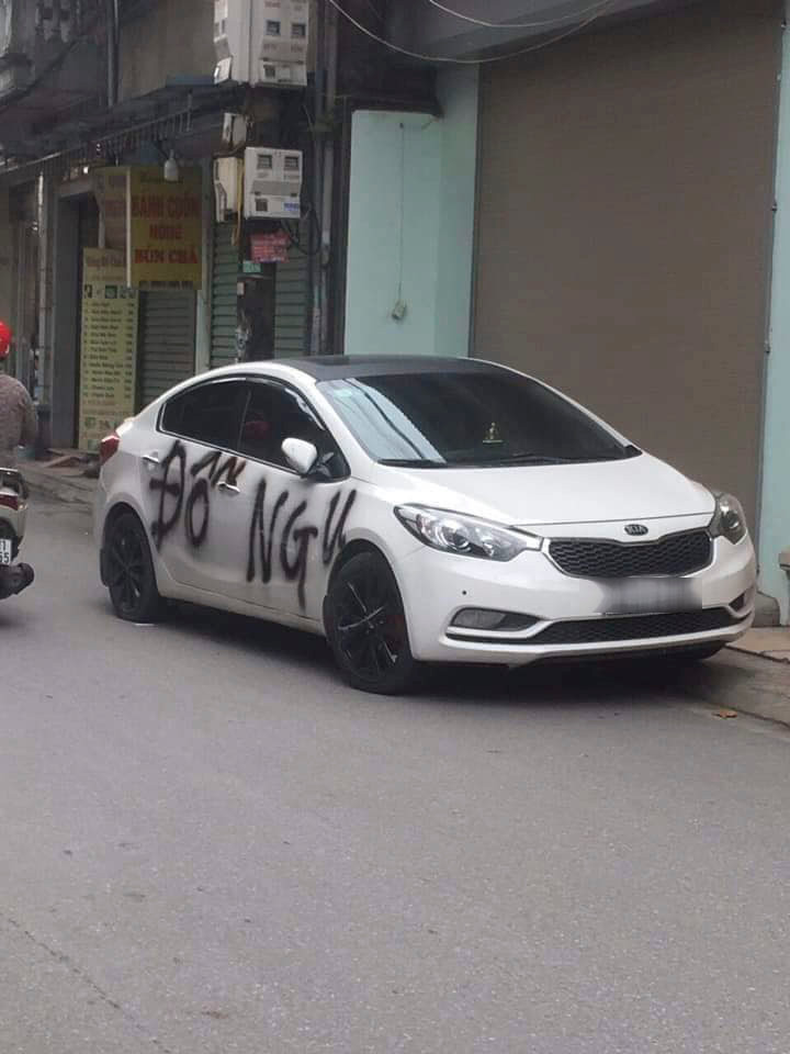 Trước đó, không ít lần dân mạng chứng kiến cảnh những chiếc xe bị xịt sơn do đỗ ngang trái.