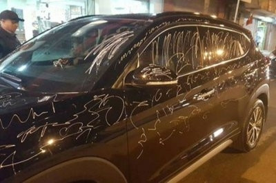 Theo đó, xe bán tải đỗ ngay trước cửa hàng, chắn ngang lối và rất sát. Người trong nhà chắc hẳn sẽ khó có thể đi ra ngoài.